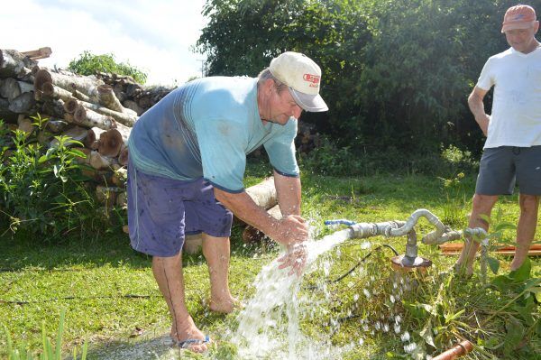 Sem água no interior, governo recorre a poço particular