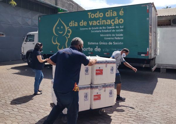 Lote com 116 mil doses da vacina Oxford/AstraZeneca chega ao RS