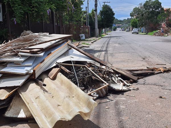 Acúmulo de resíduos sólidos nas vias públicas motiva situação de emergência em Estrela