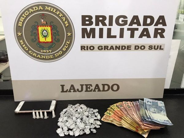 Dupla flagrada vendendo drogas é detida após fuga no centro de Lajeado