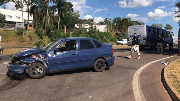 Após colidir em carreta, condutor de veículo foge do local na BR-386