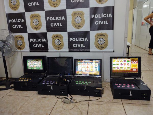 Máquinas caça-níqueis são apreendidas em Roca Sales