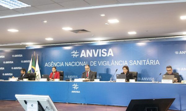 Anvisa aprova uso da vacina de Oxford e CoronaVac