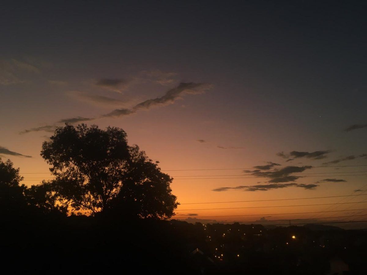 Sol intercala com pancadas de chuva no fim de semana