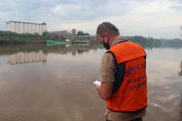 Defesa Civil monitora rio, mas minimiza risco de cheia