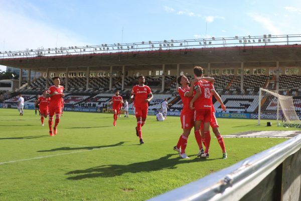 Inter vence e segue na liderança