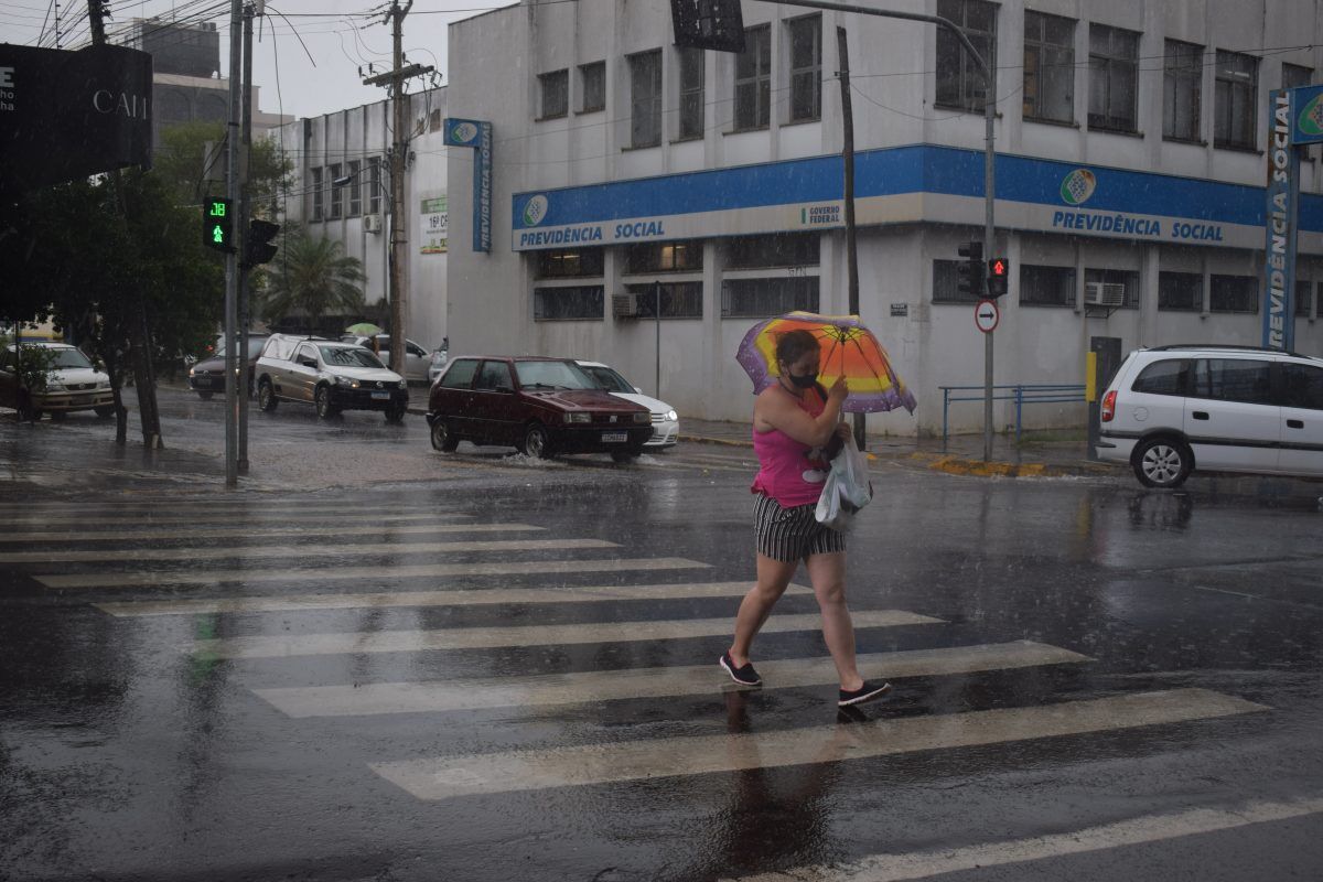 Semana começa com previsão de chuvas