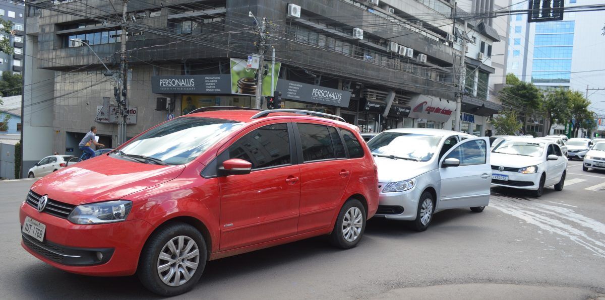 Acidente entre três veículos deixa trânsito lento no Centro