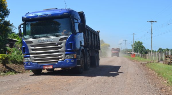 Moradores cobram asfalto em trecho da ERS-130