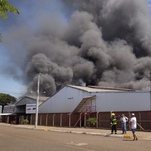 Bombeiros atuam em duas frentes para conter incêndio