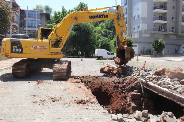 Secretaria de Obras de Lajeado recupera trecho da Avenida Décio Martins Costa