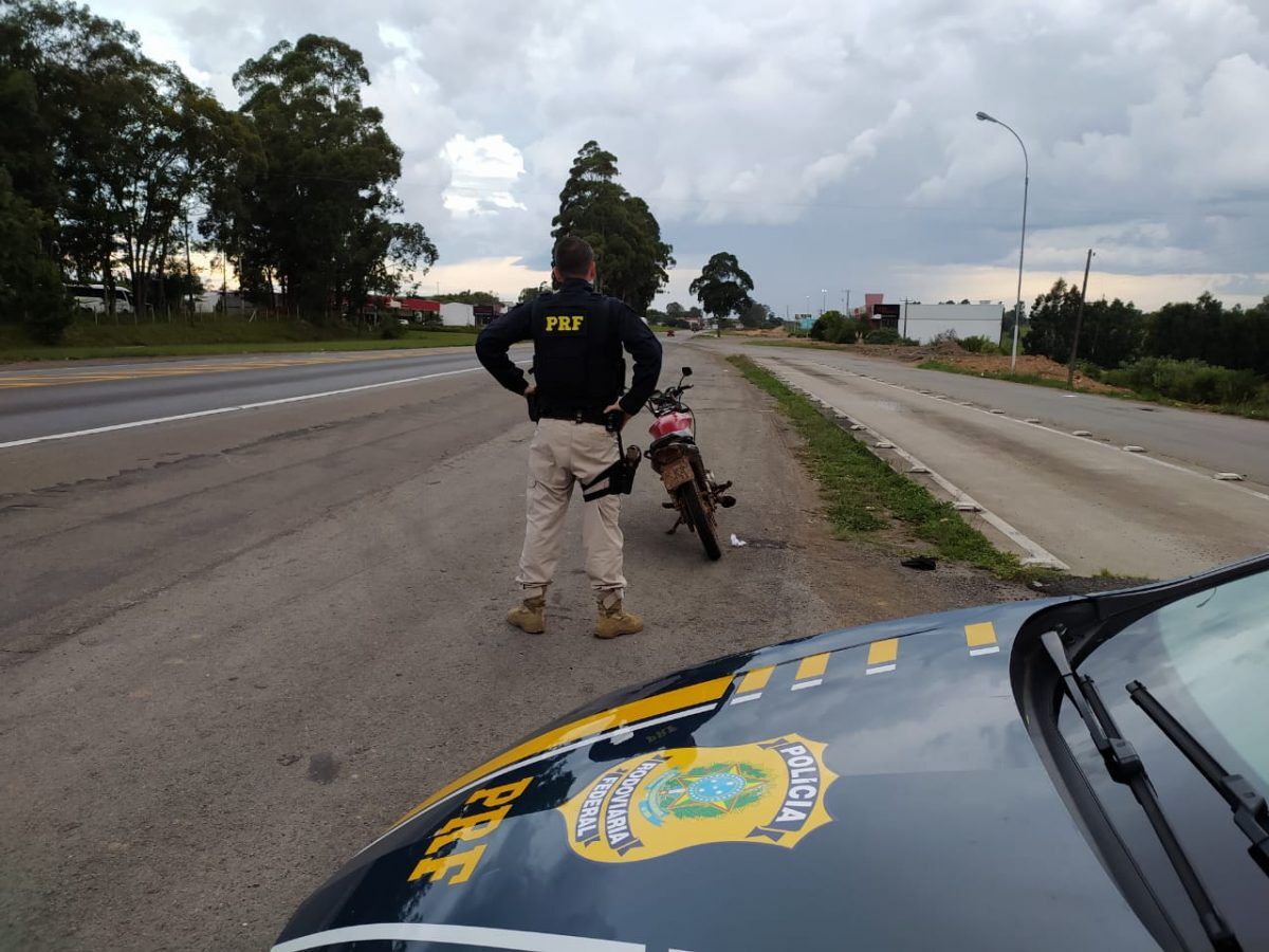 PRF prende homem que conduzia motocicleta com placa falsa