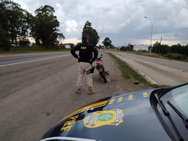 PRF prende homem que conduzia motocicleta com placa falsa