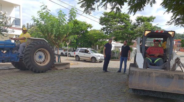 Serviços de roçada e capina seguem roteiro pelos bairros de Estrela