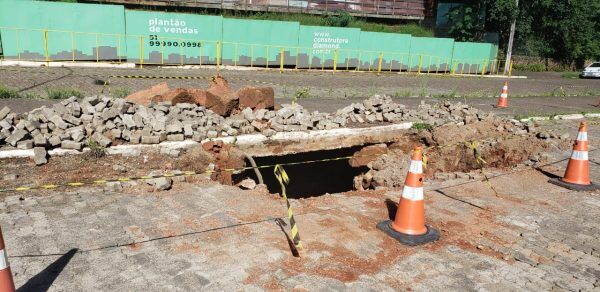 Desmoronamento vai gerar mudança no fluxo de veículos na rua do Valão