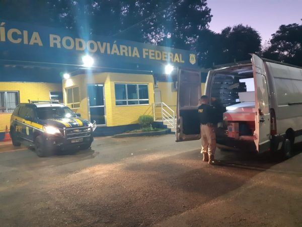 PRF prende criminoso e recupera Van furtada com carga avaliada em mais de R$ 60 mil