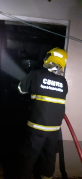 Bombeiros combatem incêndio no bairro Americano