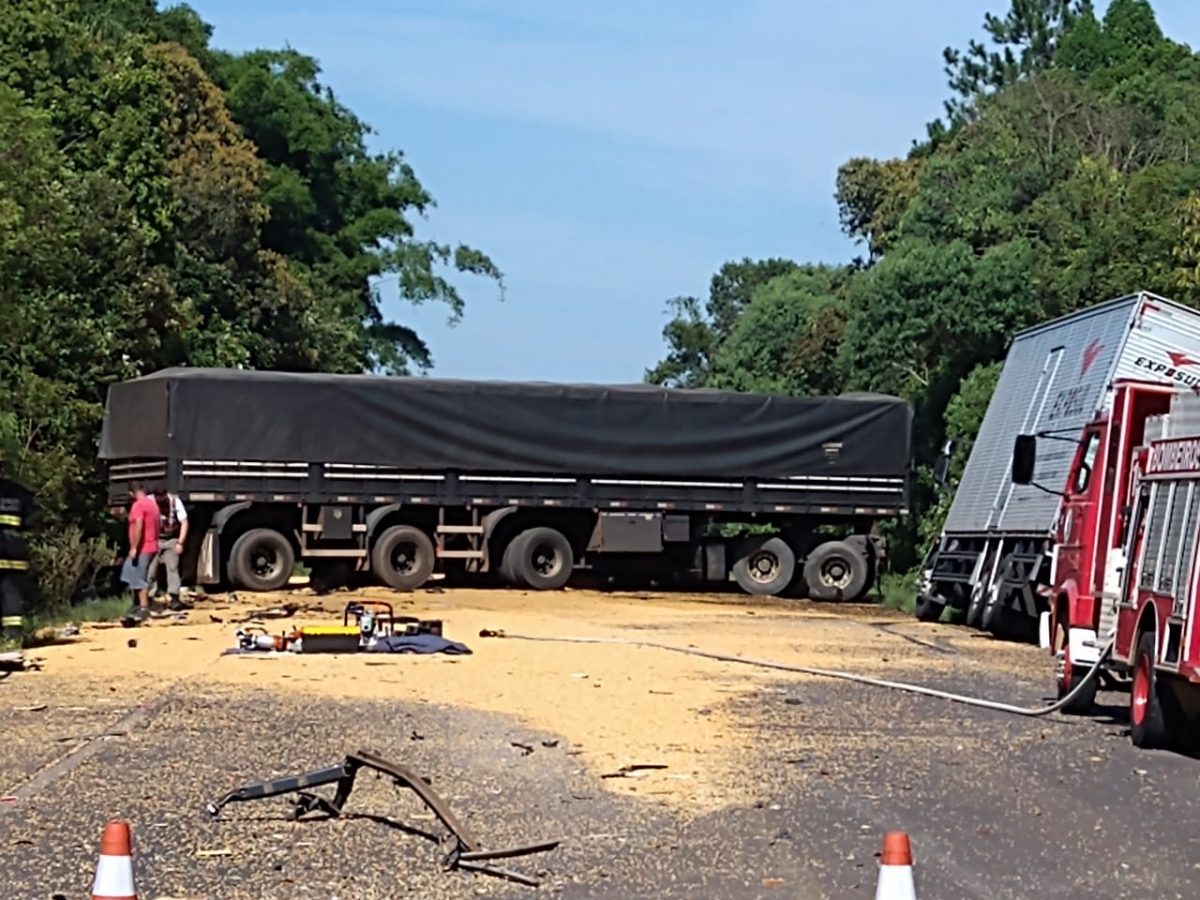 Acidente entre três caminhões deixa um morto na Rota do Sol