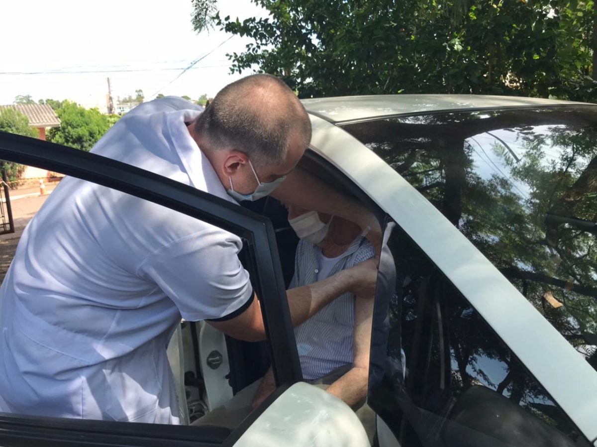 Drive-thru vacina idosos acima de 85 anos em Lajeado