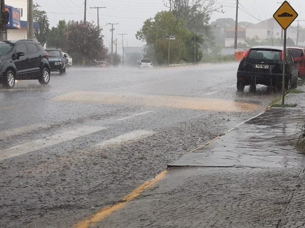 Vídeo: Chuva com granizo é registrada em Boqueirão do Leão