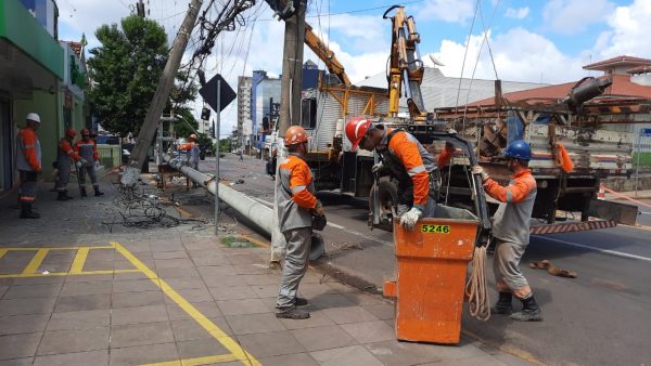 Queda de poste deixa cerca de 200 clientes sem energia no Florestal