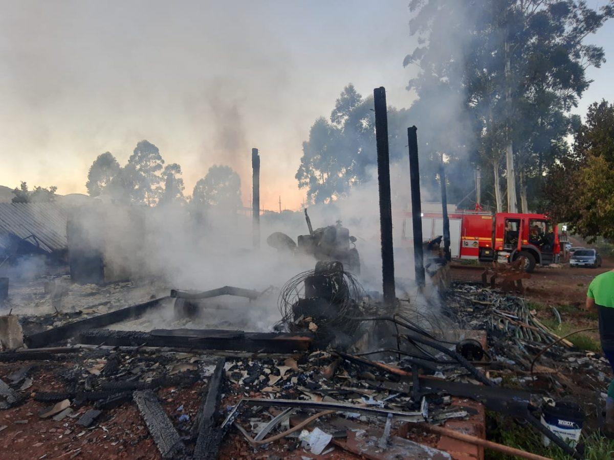 Incêndio atinge indústria de temperos no bairro São Bento