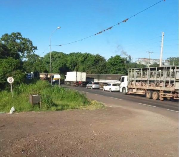Caminhão e moto colidem na ponte do Rio Forqueta