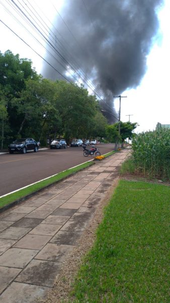 Fábrica de biscoitos pega fogo em Mato Leitão