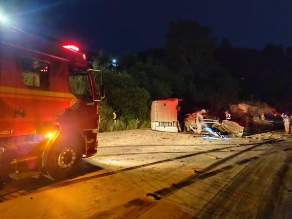 Bombeiros auxiliam homem soterrado em carga de soja