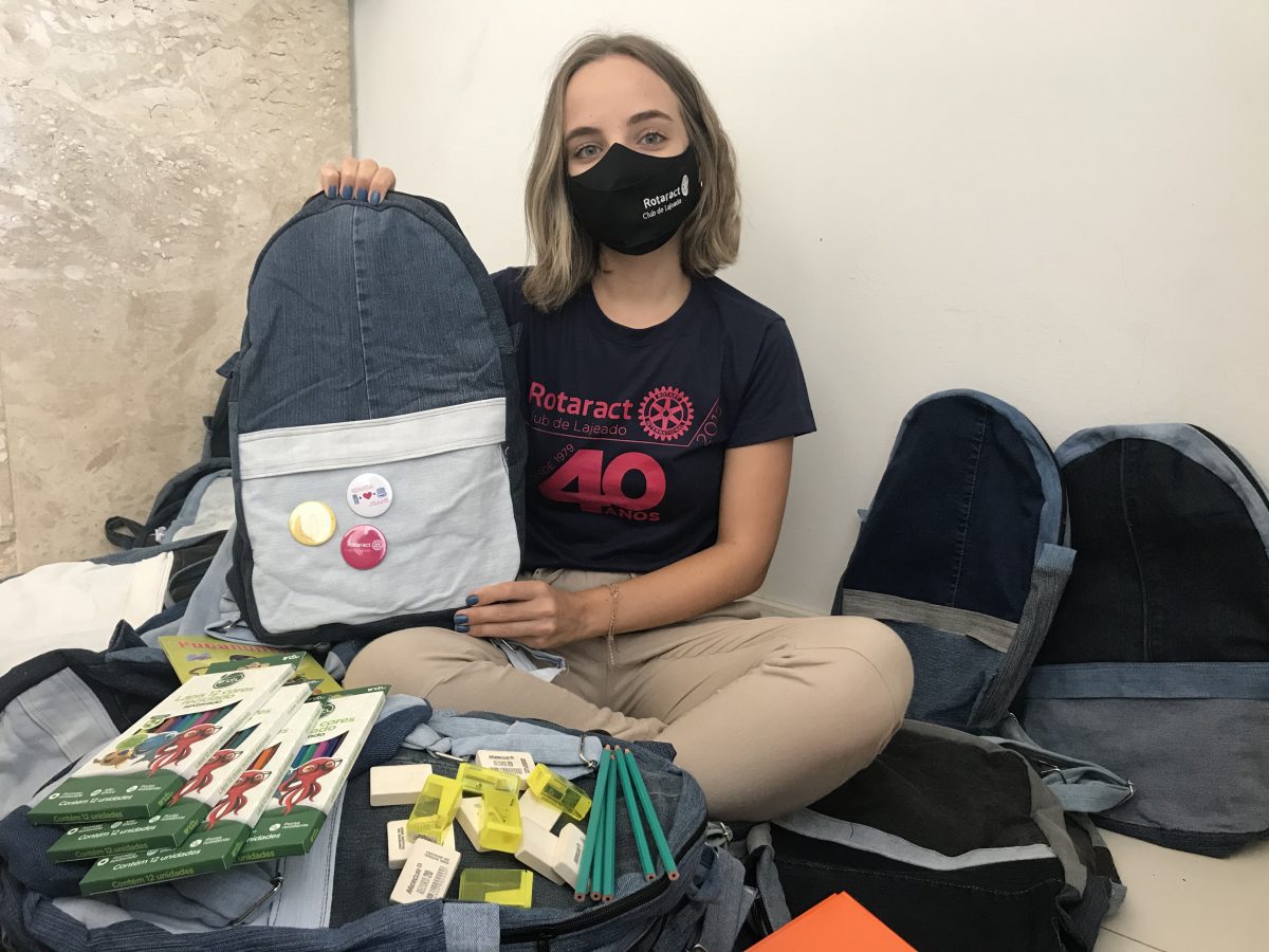 Grupo de voluntários transforma calças jeans em mochilas