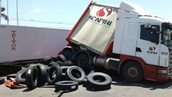 Carreta do Grupo Scapini carregada com pneus é atingida por trem no Paraná