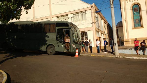 Jovens selecionados para prestar o Serviço Militar embarcam segunda