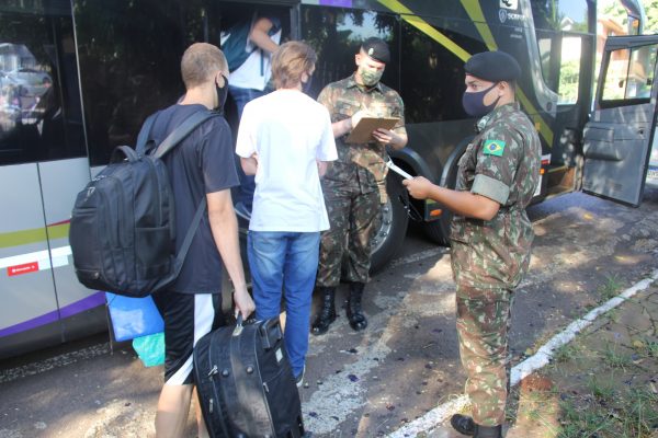 Jovens embarcam a serviço do Exército Brasileiro nesta segunda-feira