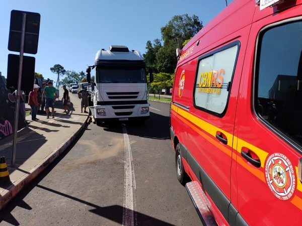 Homem cai de caminhão em meio à obra no Universitário