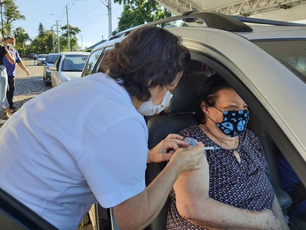 Drive thru de vacinação ocorre até 17h em Estrela