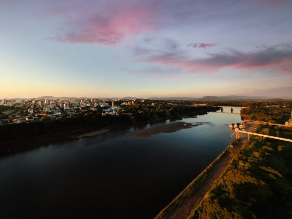 Nível do rio baixa e relembra ‘praias’ do passado