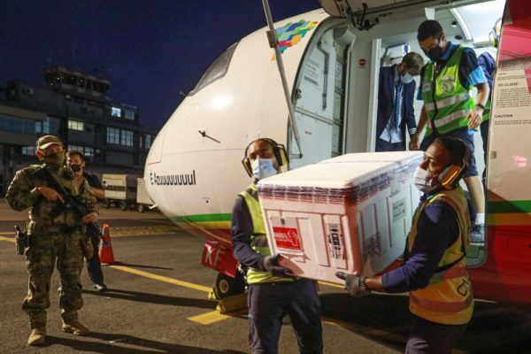 Nova remessa de vacinas chegou ao aeroporto da capital