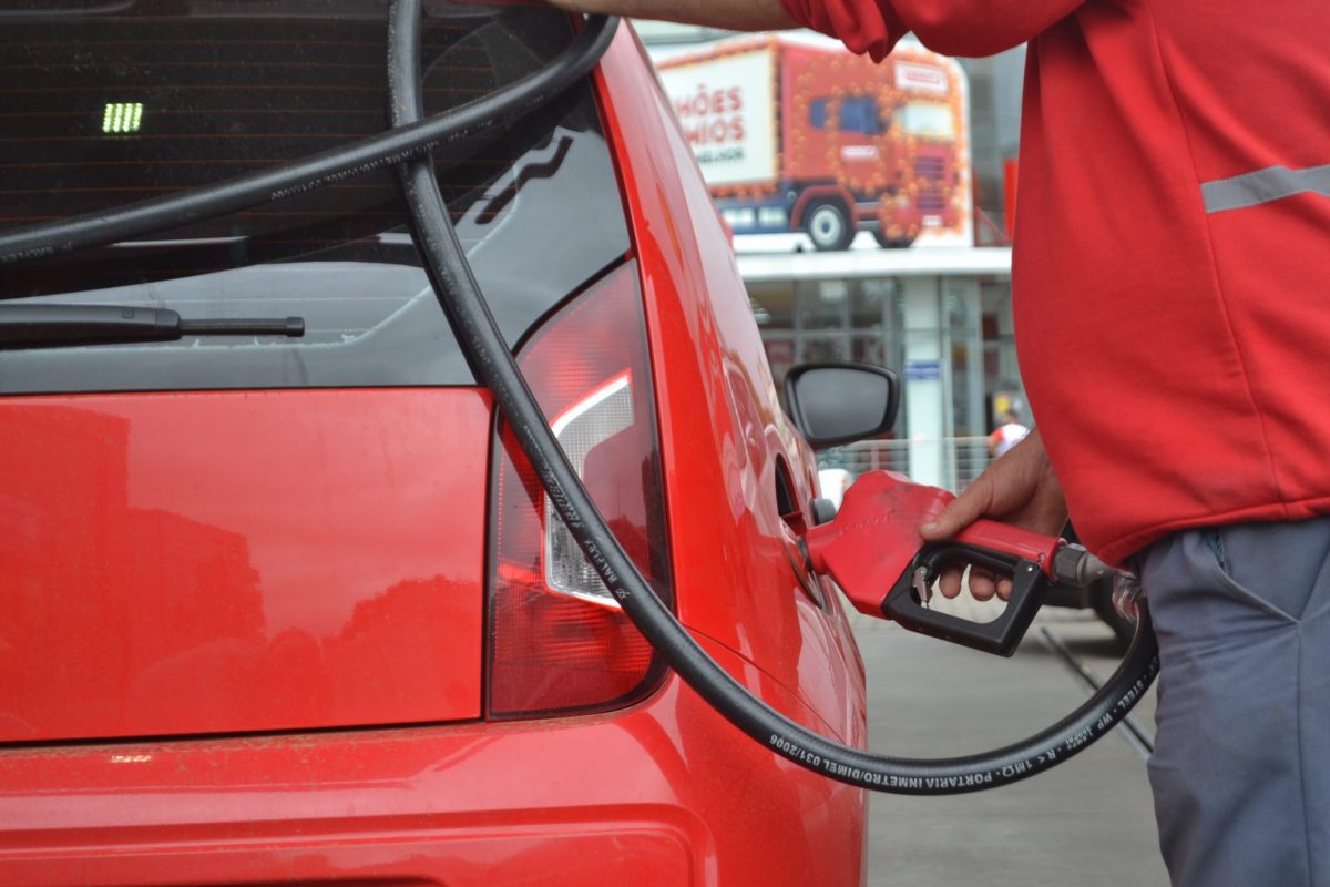 Preço da gasolina é reduzido em 2% nas refinarias