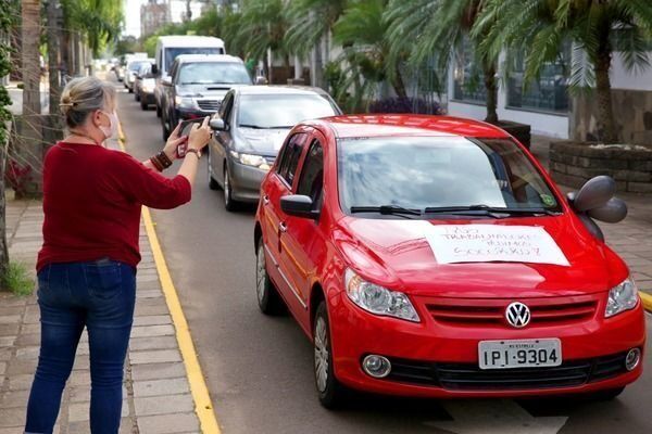 Comerciantes fazem carreata e pedem reabertura de estabelecimentos