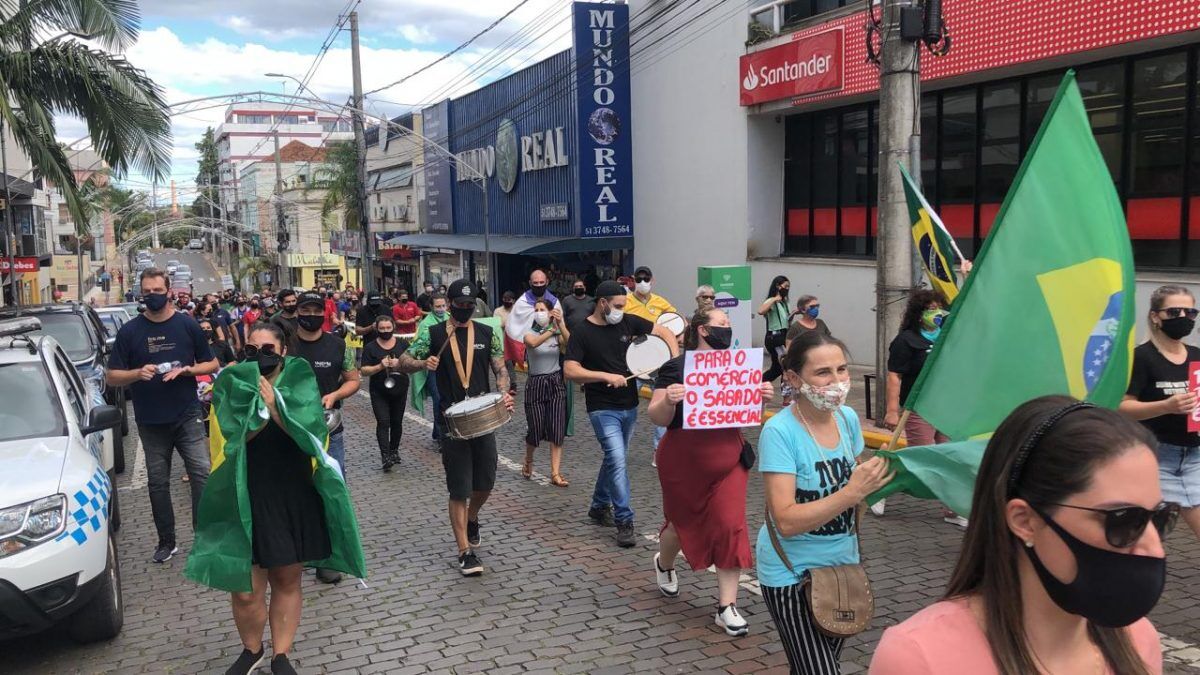 VÍDEO: Ato pede menos restrições ao comércio e setor da alimentação