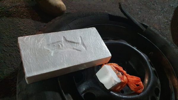 PRF prende motorista de aplicativo transportando cocaína no estepe do carro em Paverama