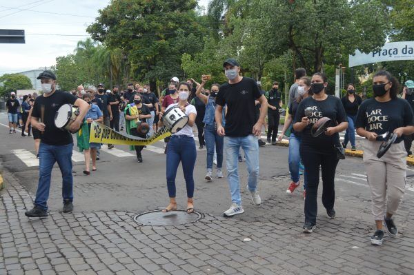 Vídeo: Protesto pede flexibilizações no funcionamento de bares e restaurantes