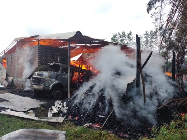 Incêndio atinge carvoaria em Cruzeiro do Sul