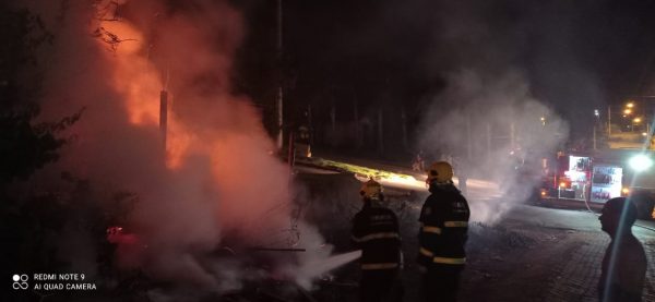 Bombeiros combatem incêndio em terreno baldio