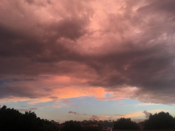 Terça-feira de sol e pancadas de chuva típicas da estação