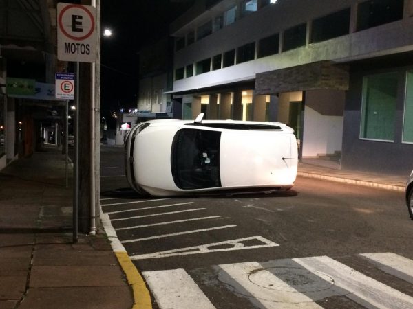 Veículo tomba em acidente no centro de Estrela