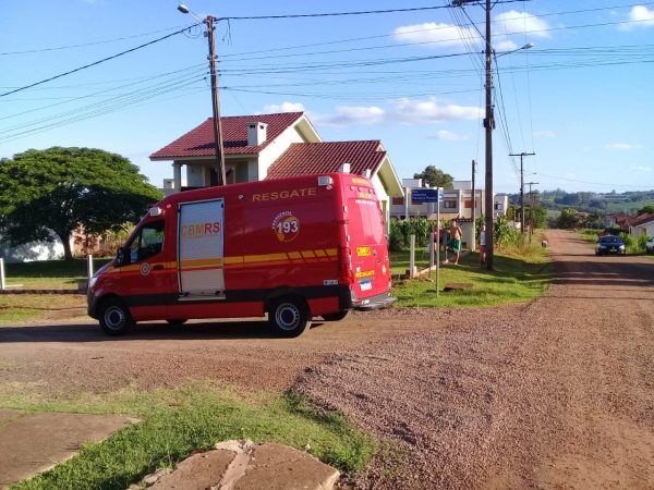 Condutor quebra maxilar após queda de moto