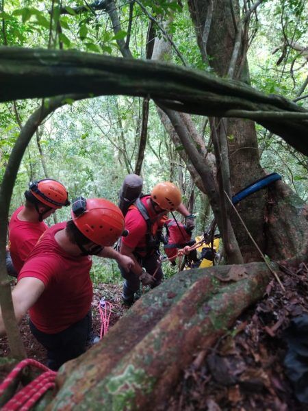 Bombeiros resgatam cadáver em penhasco de cerca de 20 metros