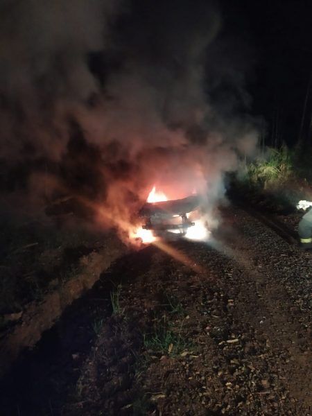 Veículo incendeia no interior de Capitão