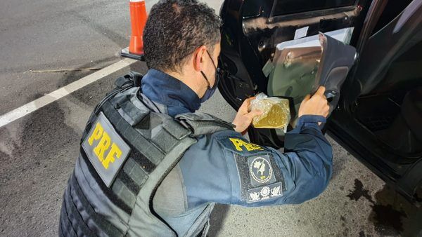 Vídeo: PRF prende motorista de aplicativo com cerca de meio quilo de crack em Paverama